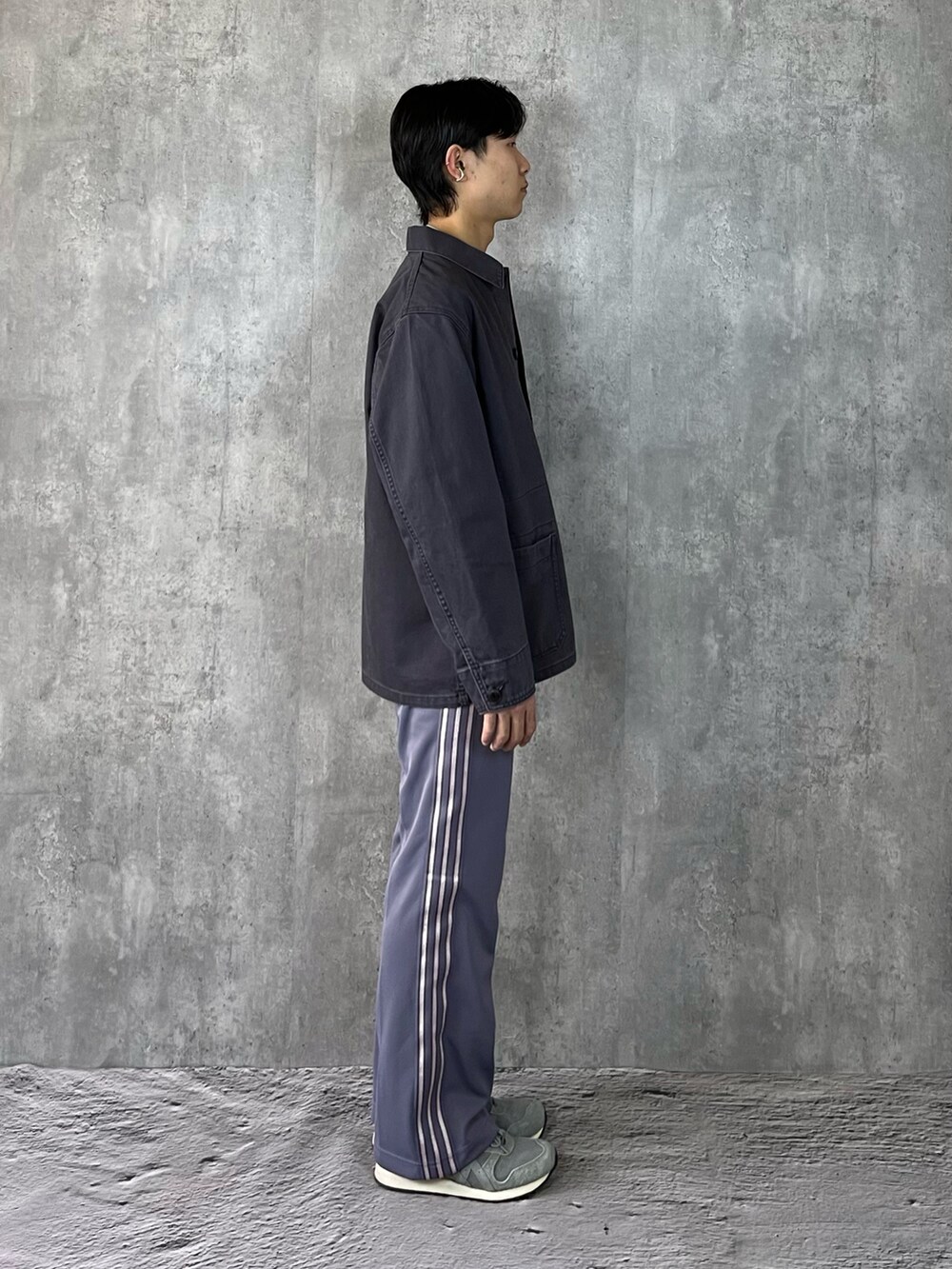 グレー系のスニーカー、パープル系のパンツ、ブラック系のニット/セーターを着用したメンズの冬コーディネートの4枚目の写真