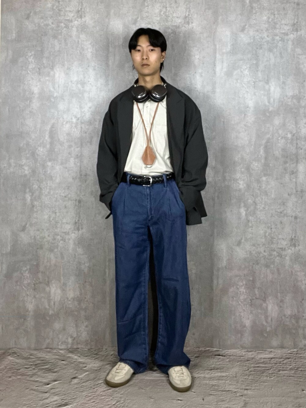 ベージュ系のスニーカー、ブラウン系のテーラードジャケット、ホワイト系のシャツ/ブラウスを着用したメンズの冬コーディネートの5枚目の写真