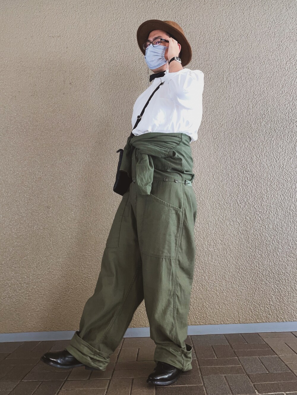 ホワイト系のシャツ/ブラウス、ブラック系のドレスシューズを着用したメンズの夏コーディネートの3枚目の写真