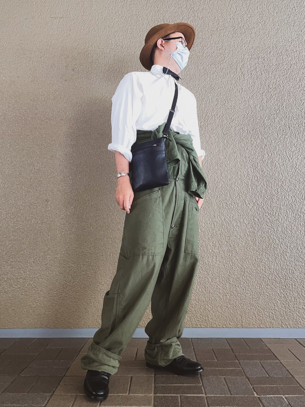 ホワイト系のシャツ/ブラウス、ブラック系のドレスシューズを着用したメンズの夏コーディネートの2枚目の写真