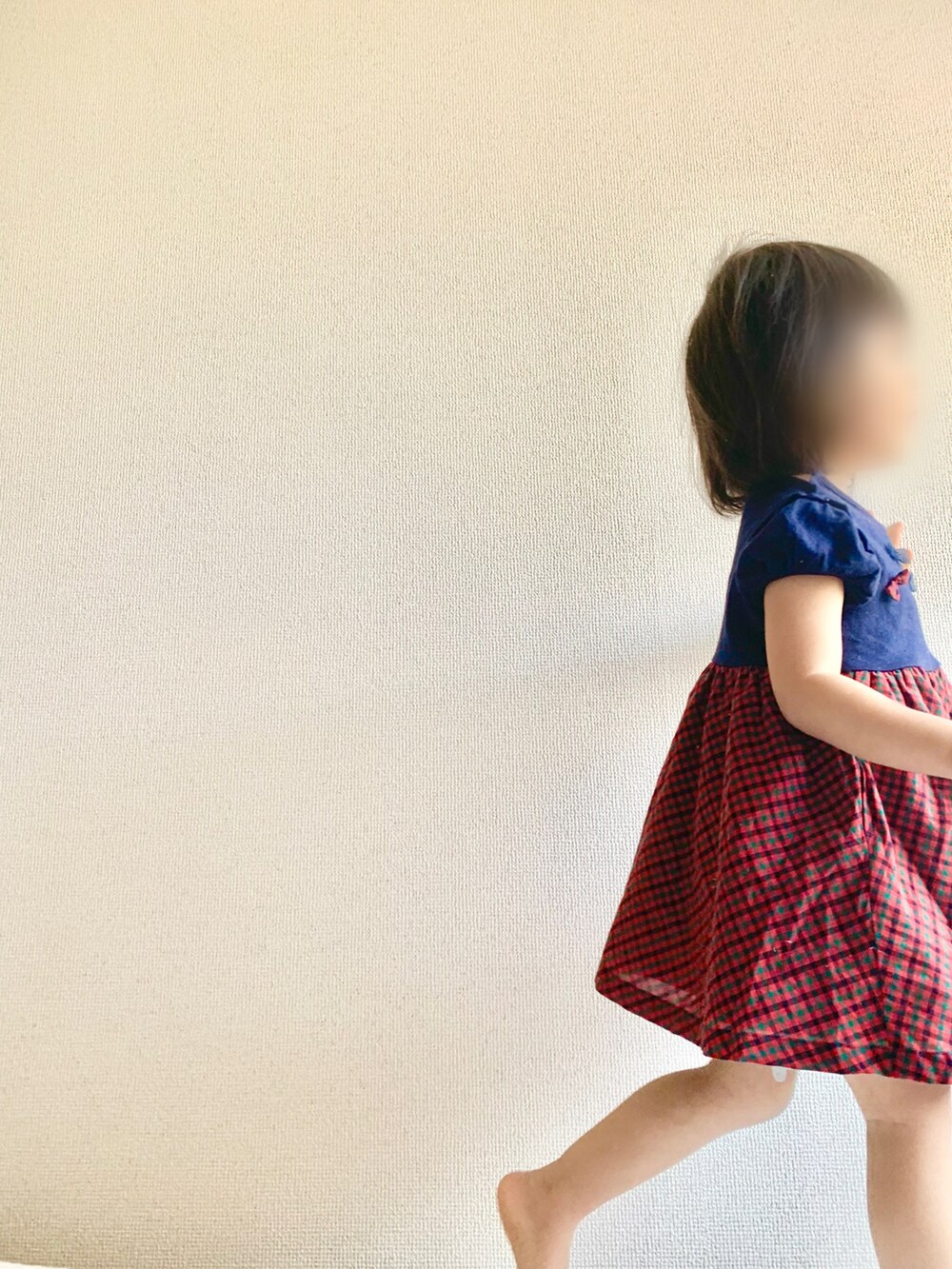 レッド系のワンピース、ホワイト系のその他パンツを着用したキッズの春コーディネートの3枚目の写真