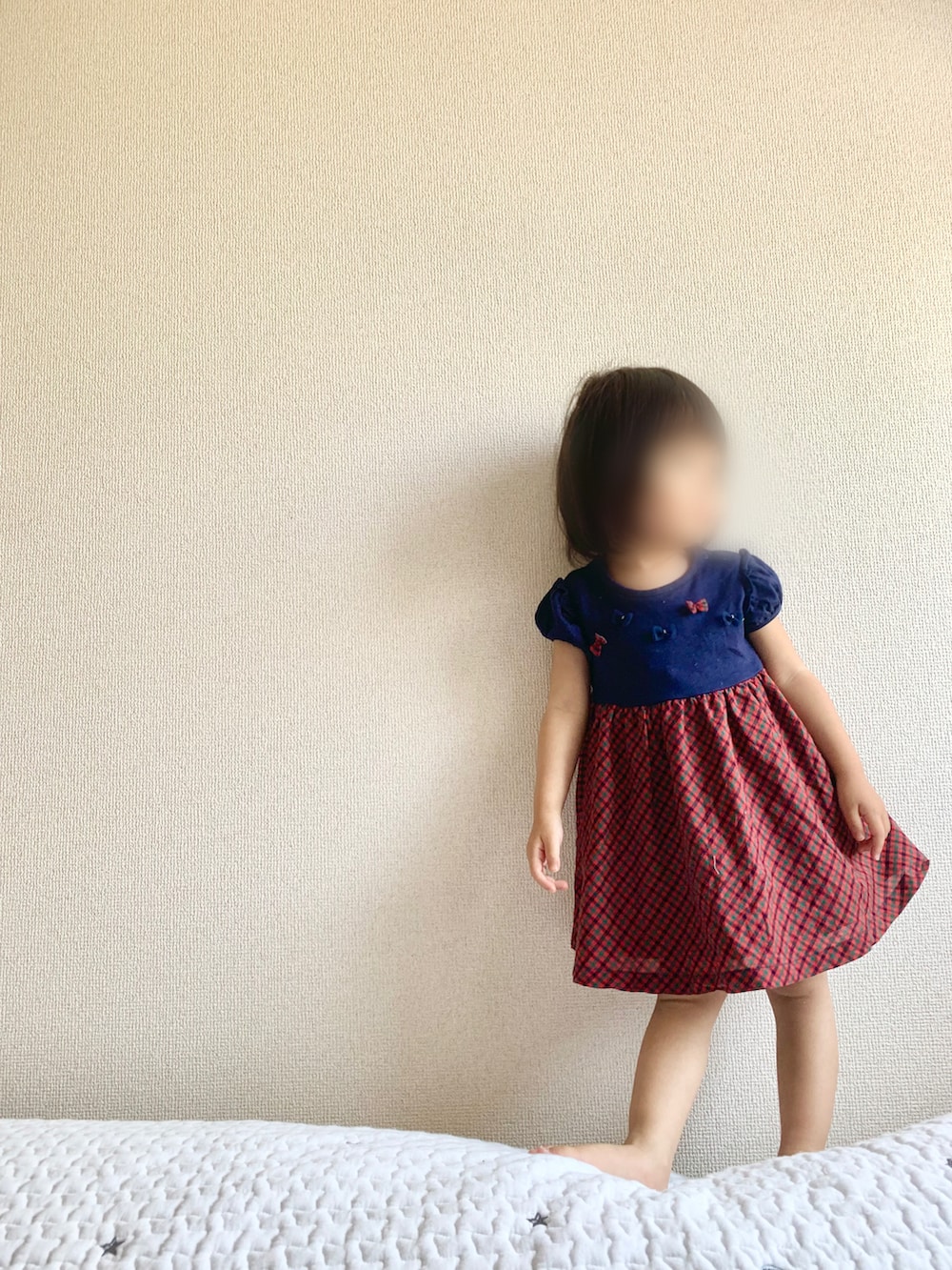レッド系のワンピース、ホワイト系のその他パンツを着用したキッズの春コーディネートの2枚目の写真
