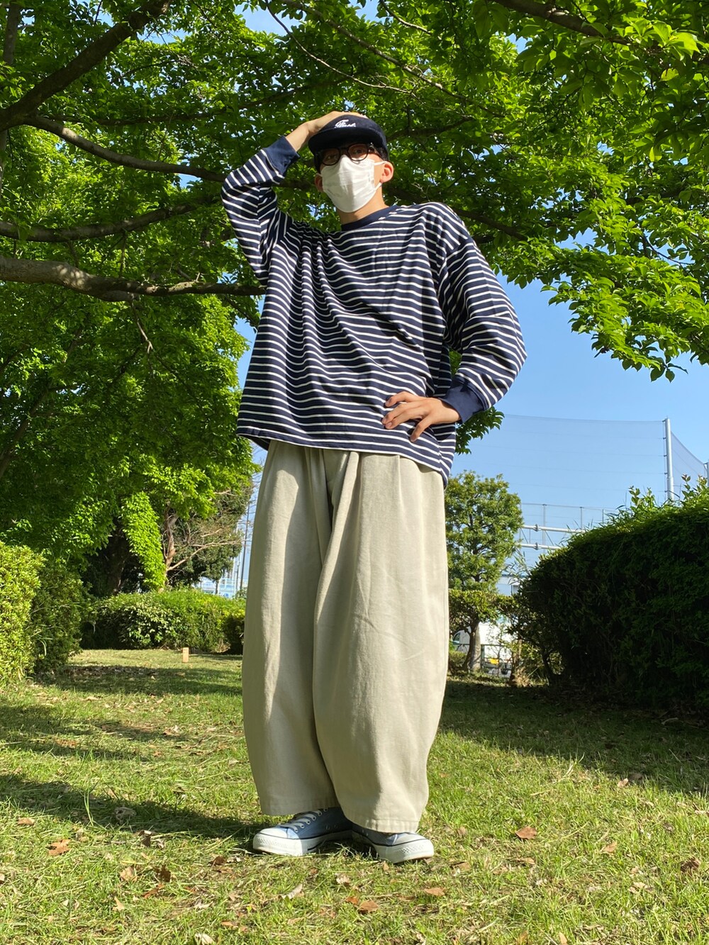 ブルー系のTシャツ/カットソー、ブルー系のスニーカー、ブルー系のキャップを着用したメンズの春コーディネートの2枚目の写真