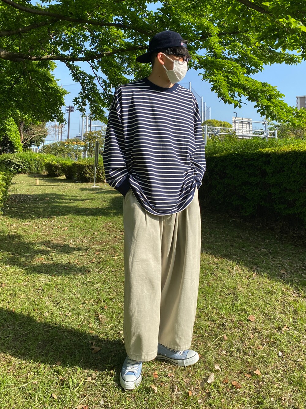 ブルー系のTシャツ/カットソー、ブルー系のスニーカー、ブルー系のキャップを着用したメンズの春コーディネートの3枚目の写真