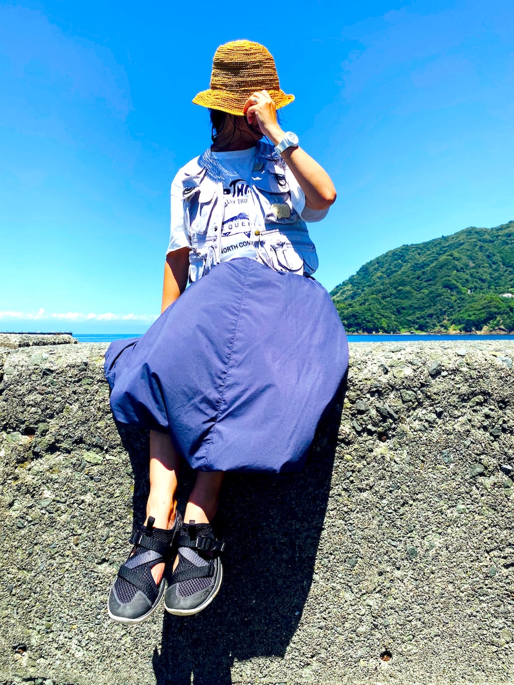 ホワイト系のTシャツ/カットソー、ブルー系のスカート、ブラック系のサンダルを着用したレディースの夏コーディネートの2枚目の写真