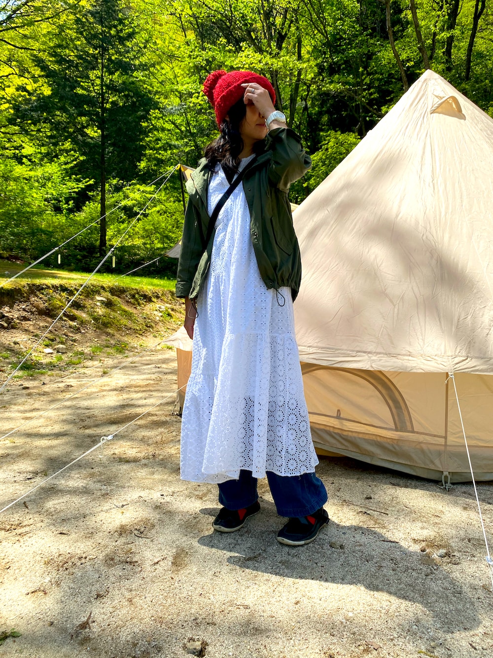 ホワイト系のワンピース、ブルー系のその他パンツ、ブラック系のサンダルを着用したレディースの春コーディネートの2枚目の写真
