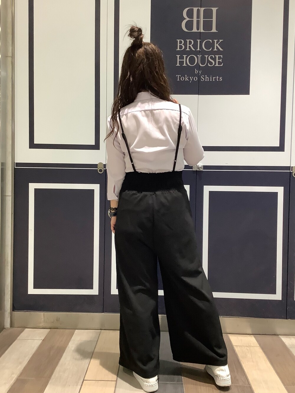 パープル系のビジネスシャツを着用したレディースの夏コーディネートの2枚目の写真