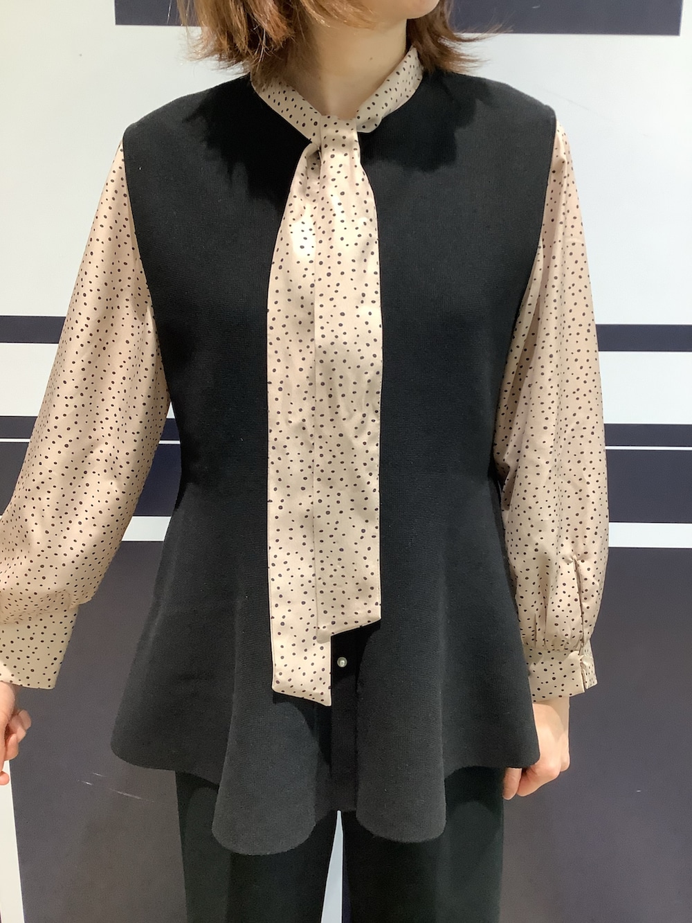 ベージュ系のシャツ/ブラウス、ブラック系のベストを着用したレディースの冬コーディネートの2枚目の写真