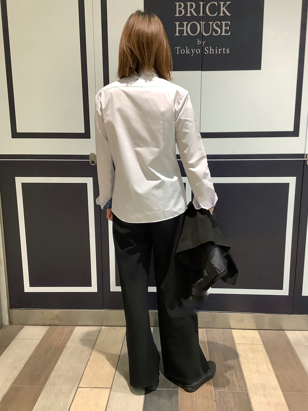 パープル系のビジネスシャツを着用したレディースの冬コーディネートの3枚目の写真