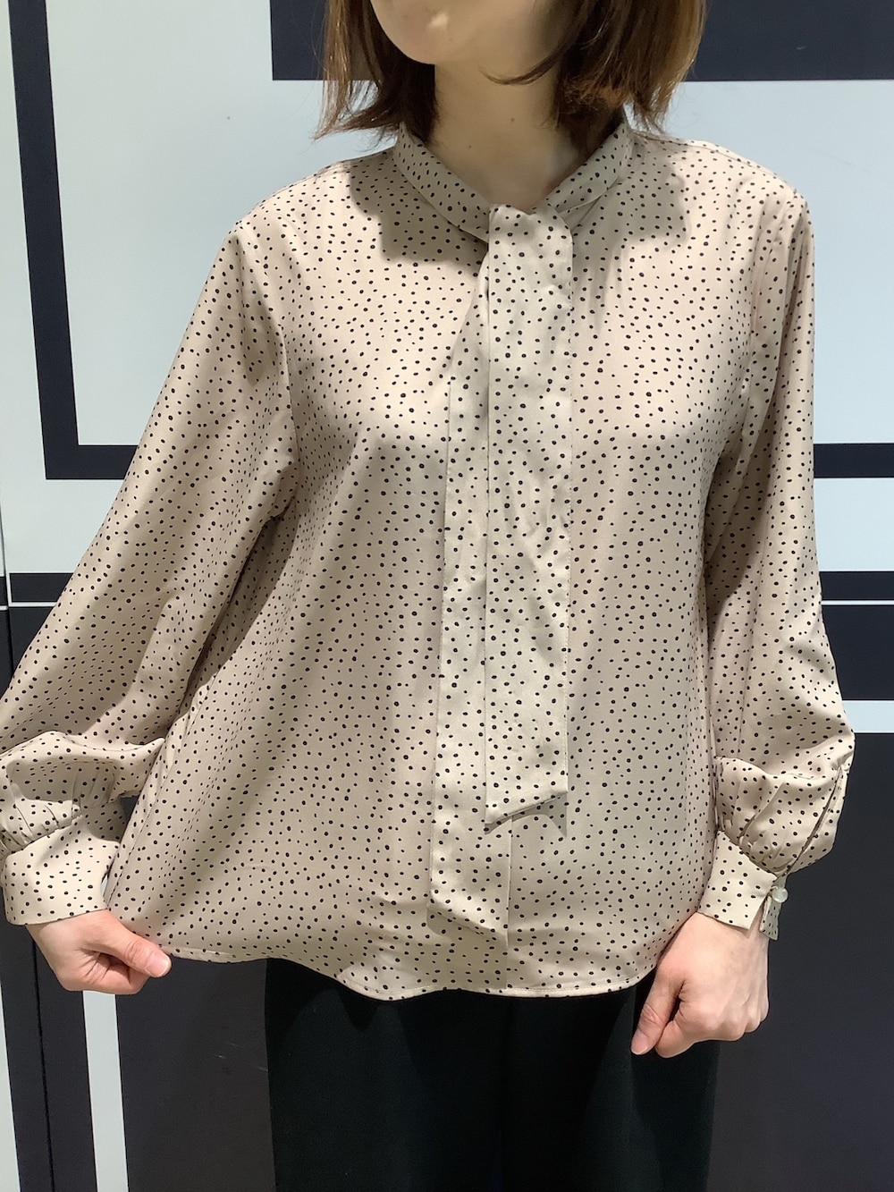 ベージュ系のシャツ/ブラウス、ブラック系のベストを着用したレディースの冬コーディネートの4枚目の写真