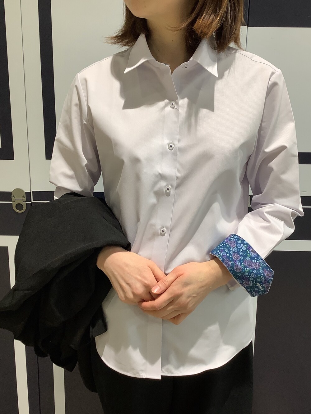 パープル系のビジネスシャツを着用したレディースの冬コーディネートの2枚目の写真