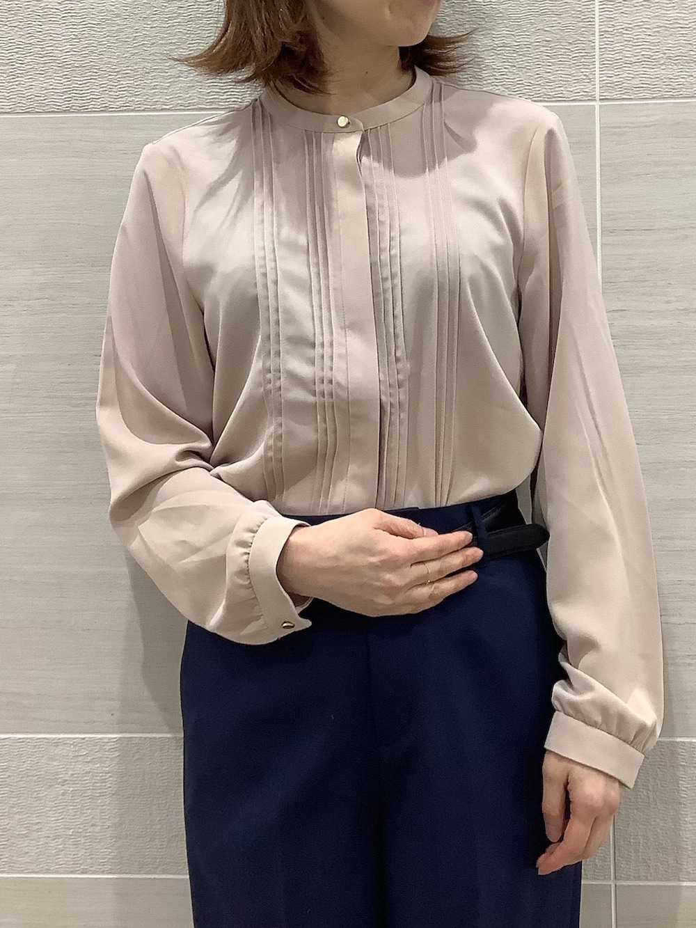 ベージュ系のシャツ/ブラウスを着用したレディースの冬コーディネートの2枚目の写真