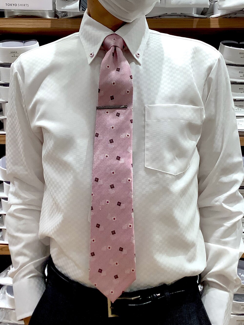 ピンク系のビジネスシャツを着用したメンズの春コーディネートの2枚目の写真