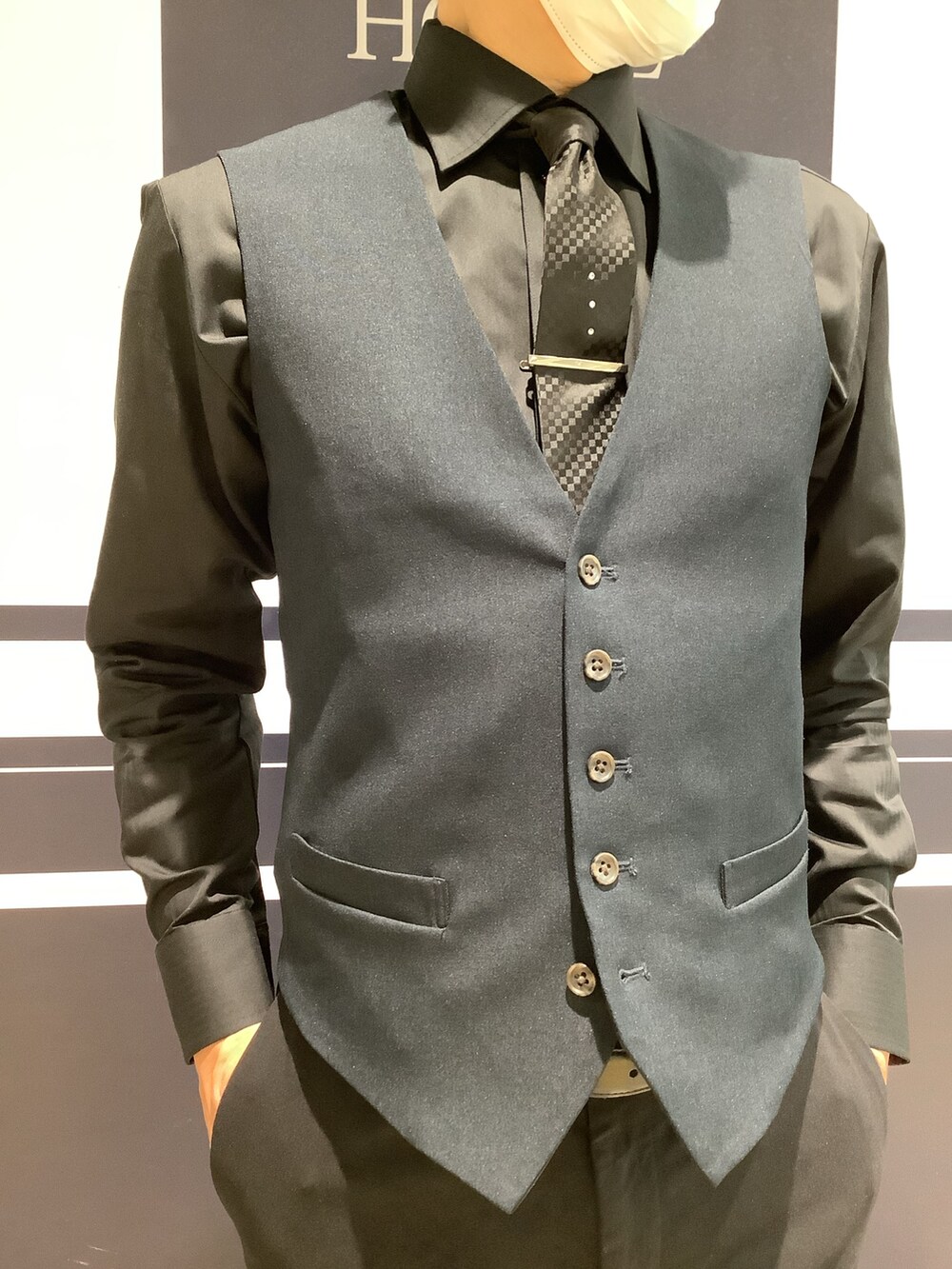 ブラック系のビジネスシャツを着用したメンズの冬コーディネートの2枚目の写真