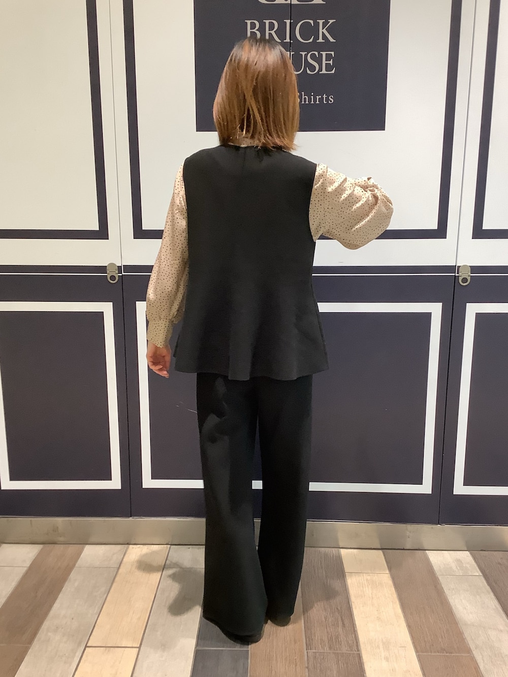 ベージュ系のシャツ/ブラウス、ブラック系のベストを着用したレディースの冬コーディネートの3枚目の写真