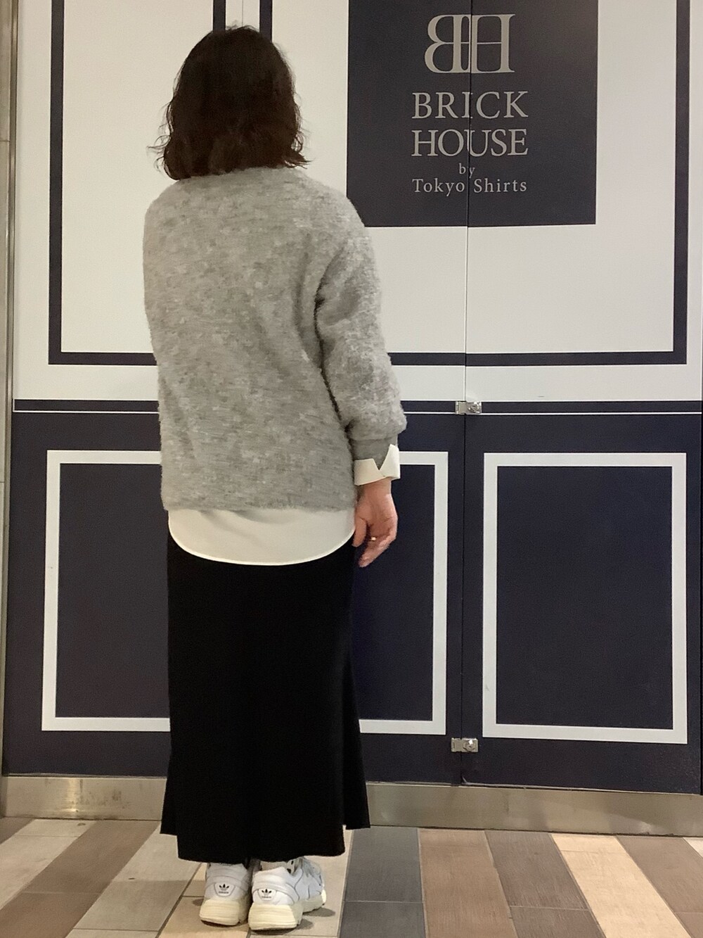 ホワイト系のシャツ/ブラウス、グレー系のニット/セーターを着用したレディースの冬コーディネートの4枚目の写真