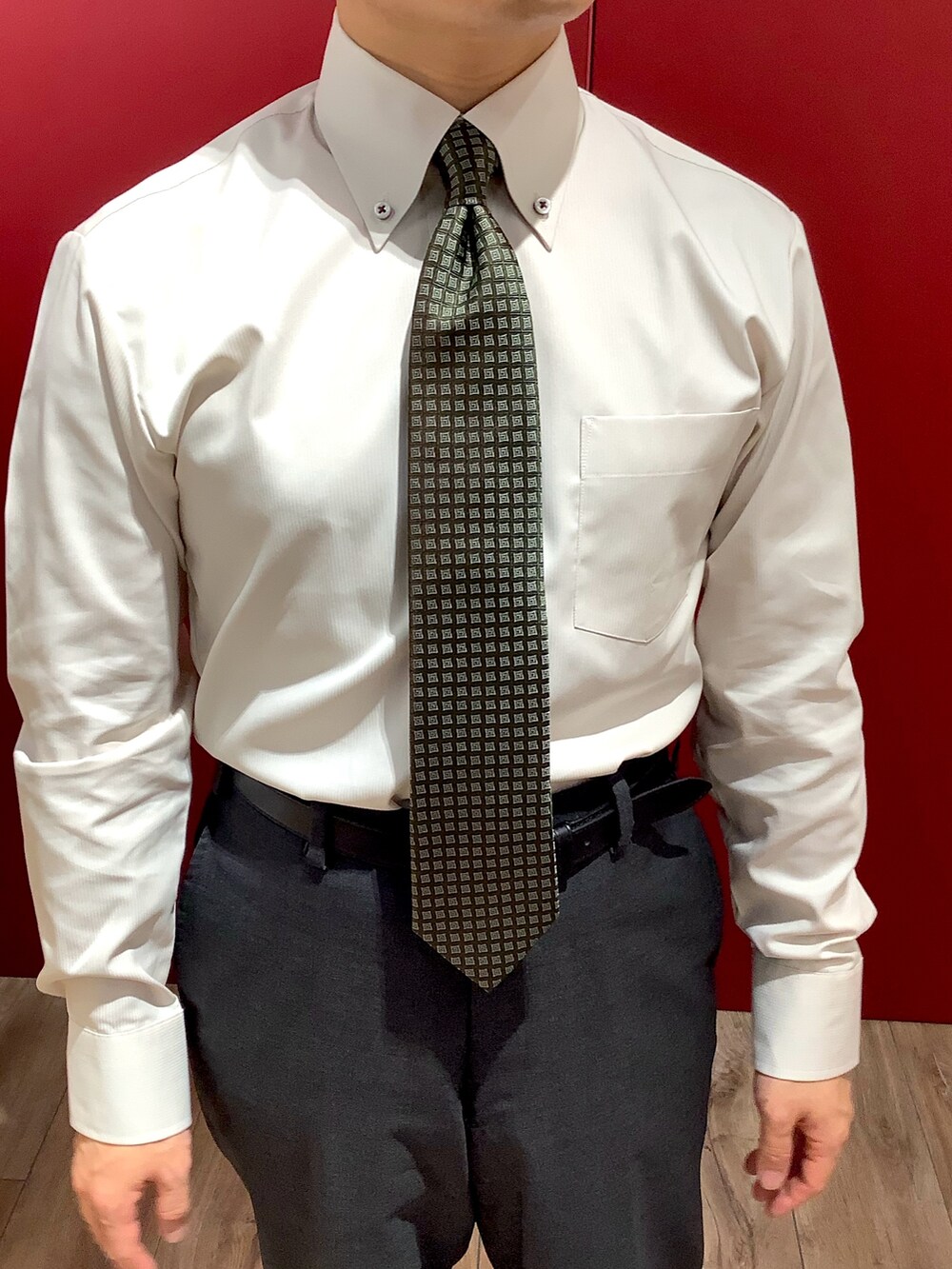 ベージュ系のビジネスシャツを着用したメンズの冬コーディネートの2枚目の写真