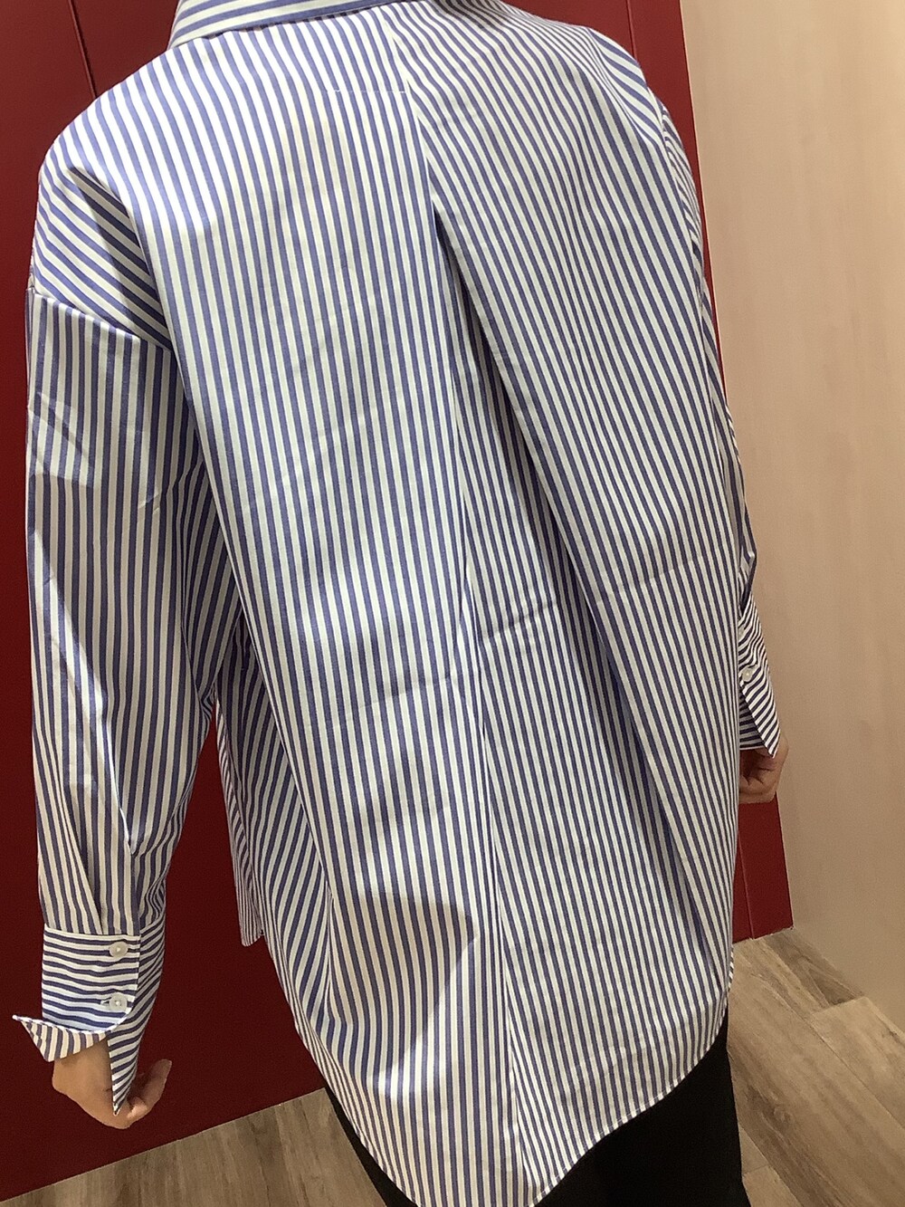 ブルー系のシャツ/ブラウスを着用したレディースの秋コーディネートの4枚目の写真