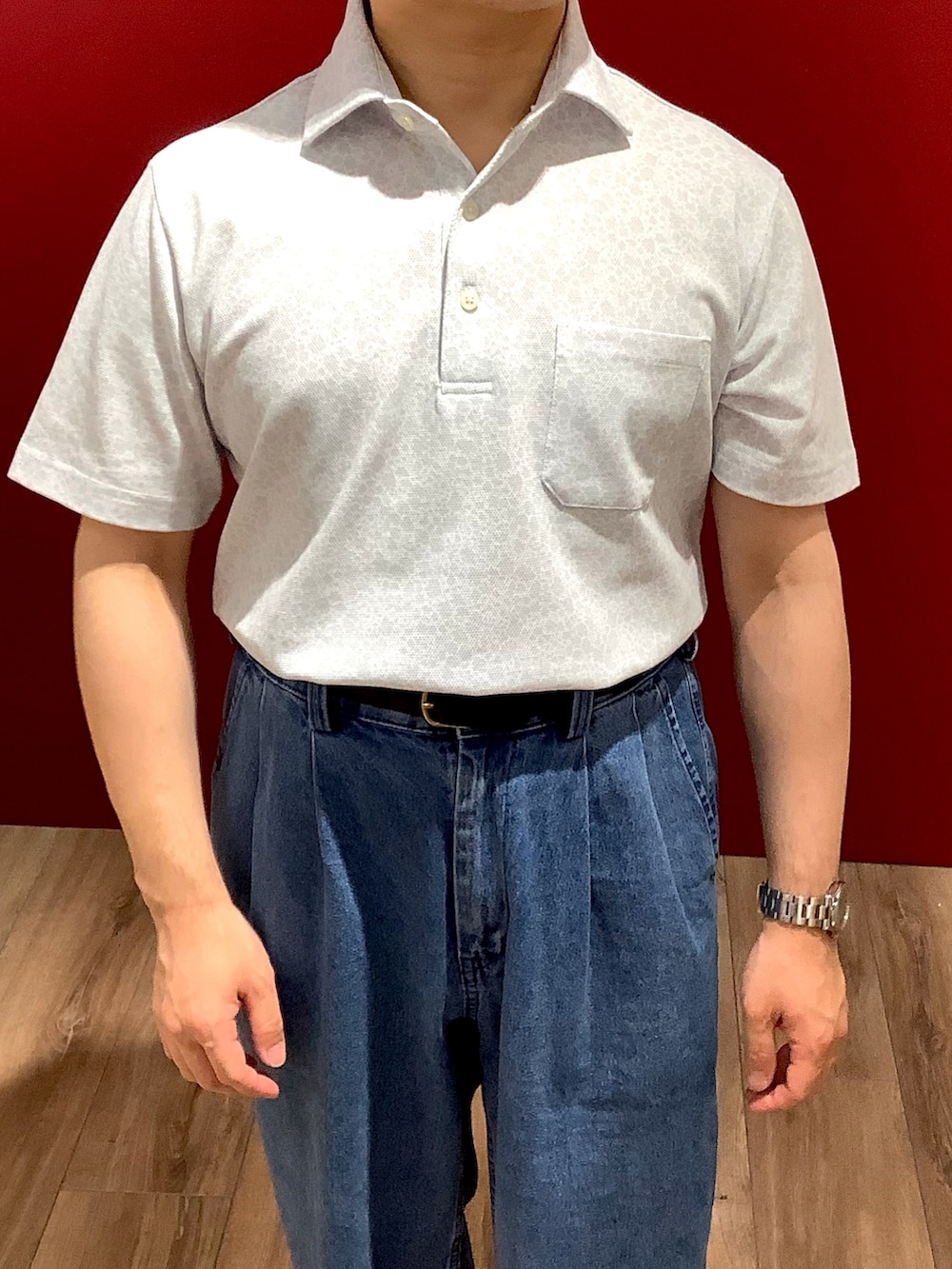 グレー系のポロシャツを着用したメンズの春コーディネートの2枚目の写真