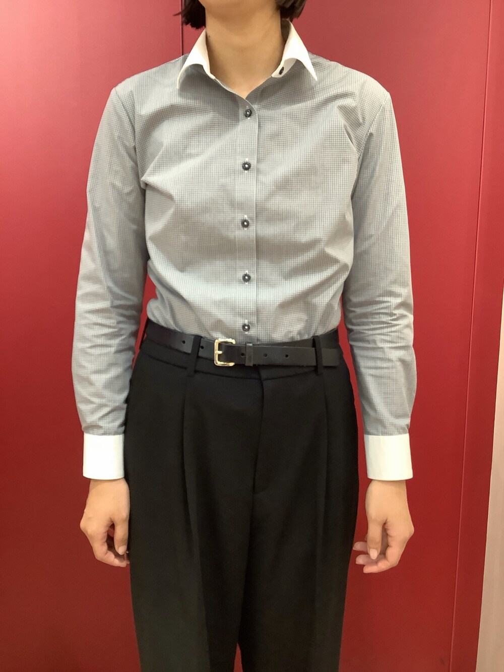 グレー系のビジネスシャツを着用したレディースの秋コーディネートの2枚目の写真