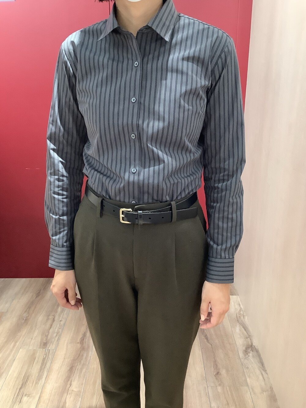 ブラック系のビジネスシャツを着用したレディースの秋コーディネートの2枚目の写真