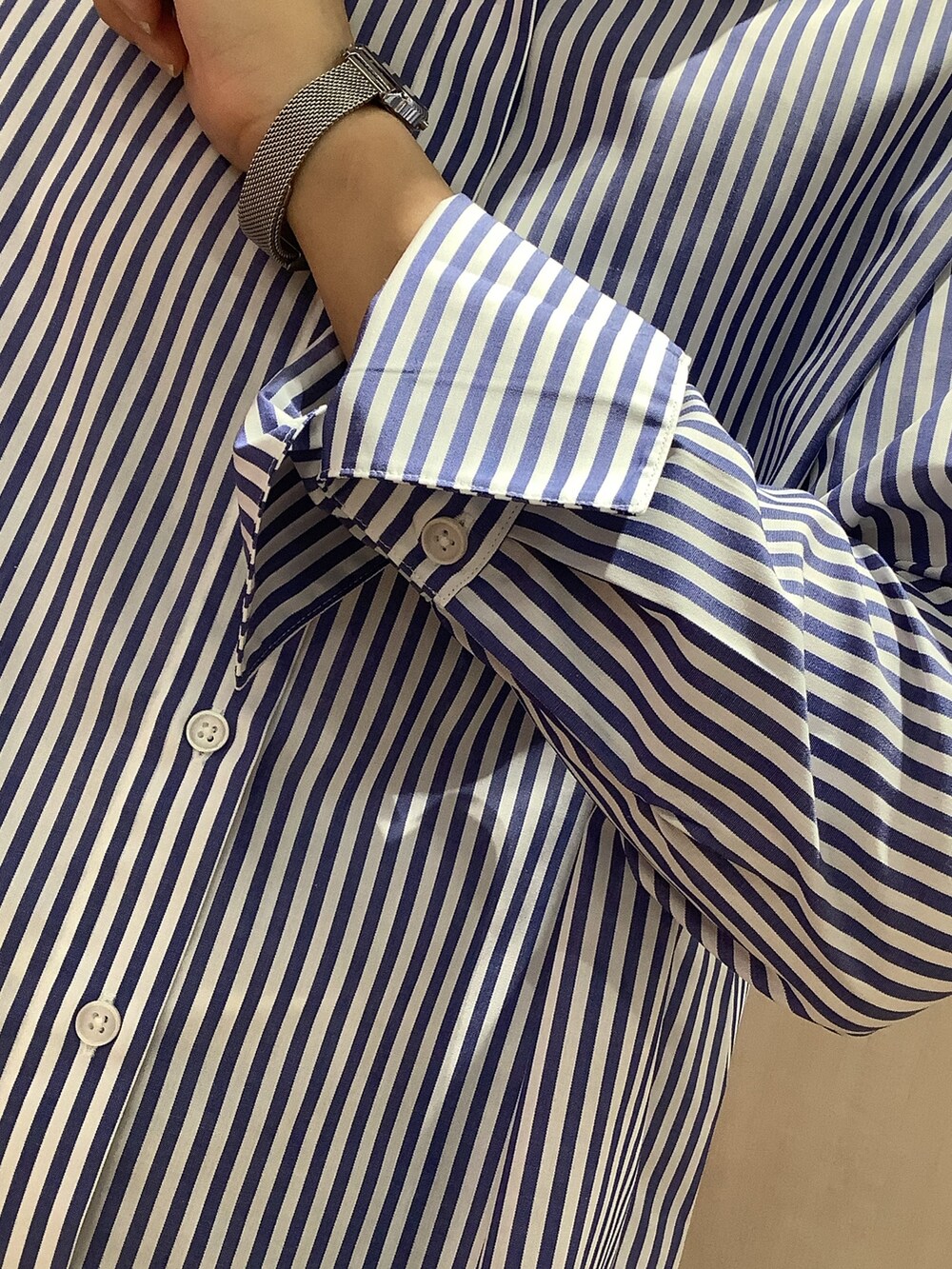 ブルー系のシャツ/ブラウスを着用したレディースの秋コーディネートの3枚目の写真