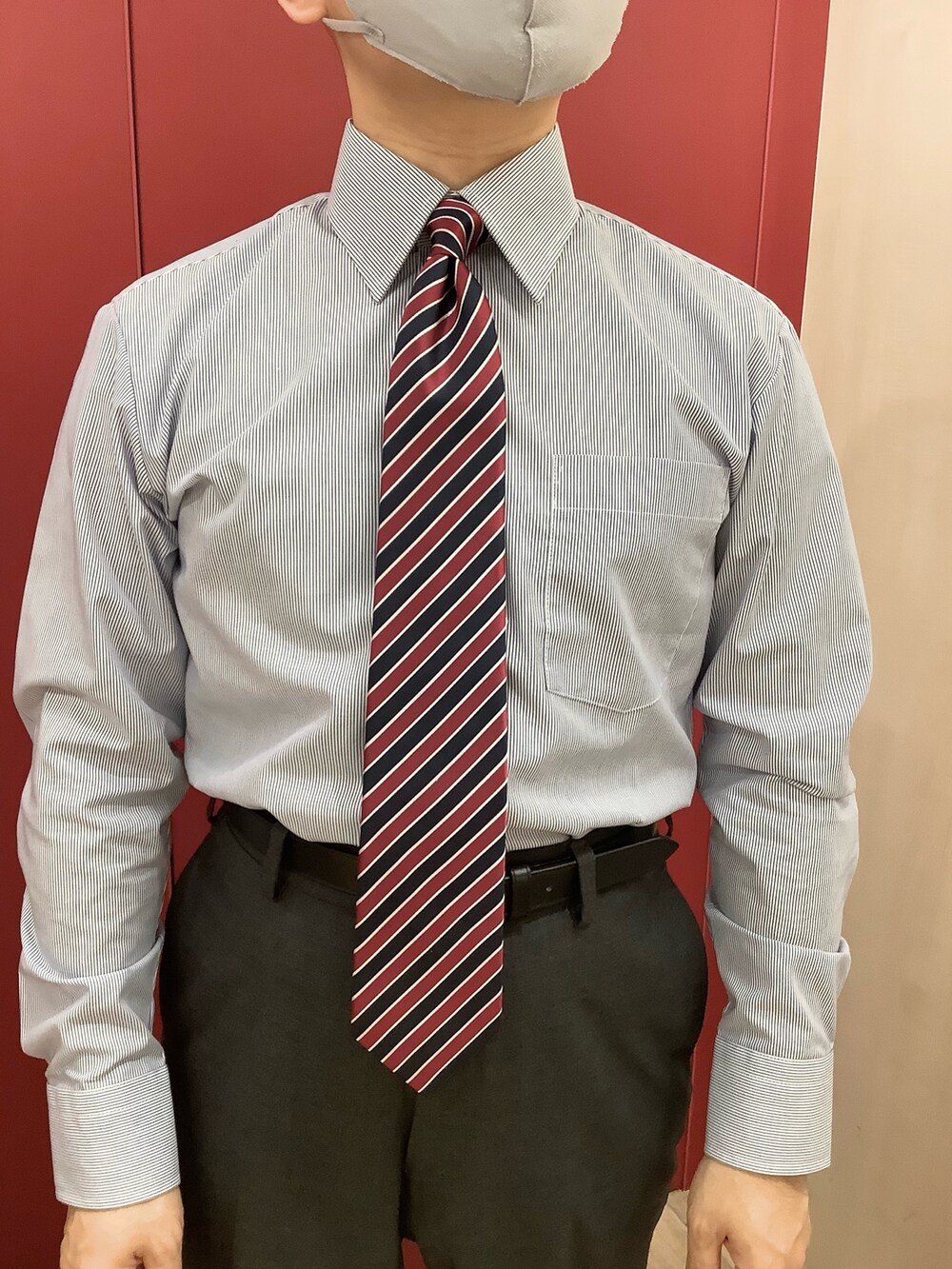 その他のネクタイ、パープル系のビジネスシャツを着用したメンズの秋コーディネートの2枚目の写真