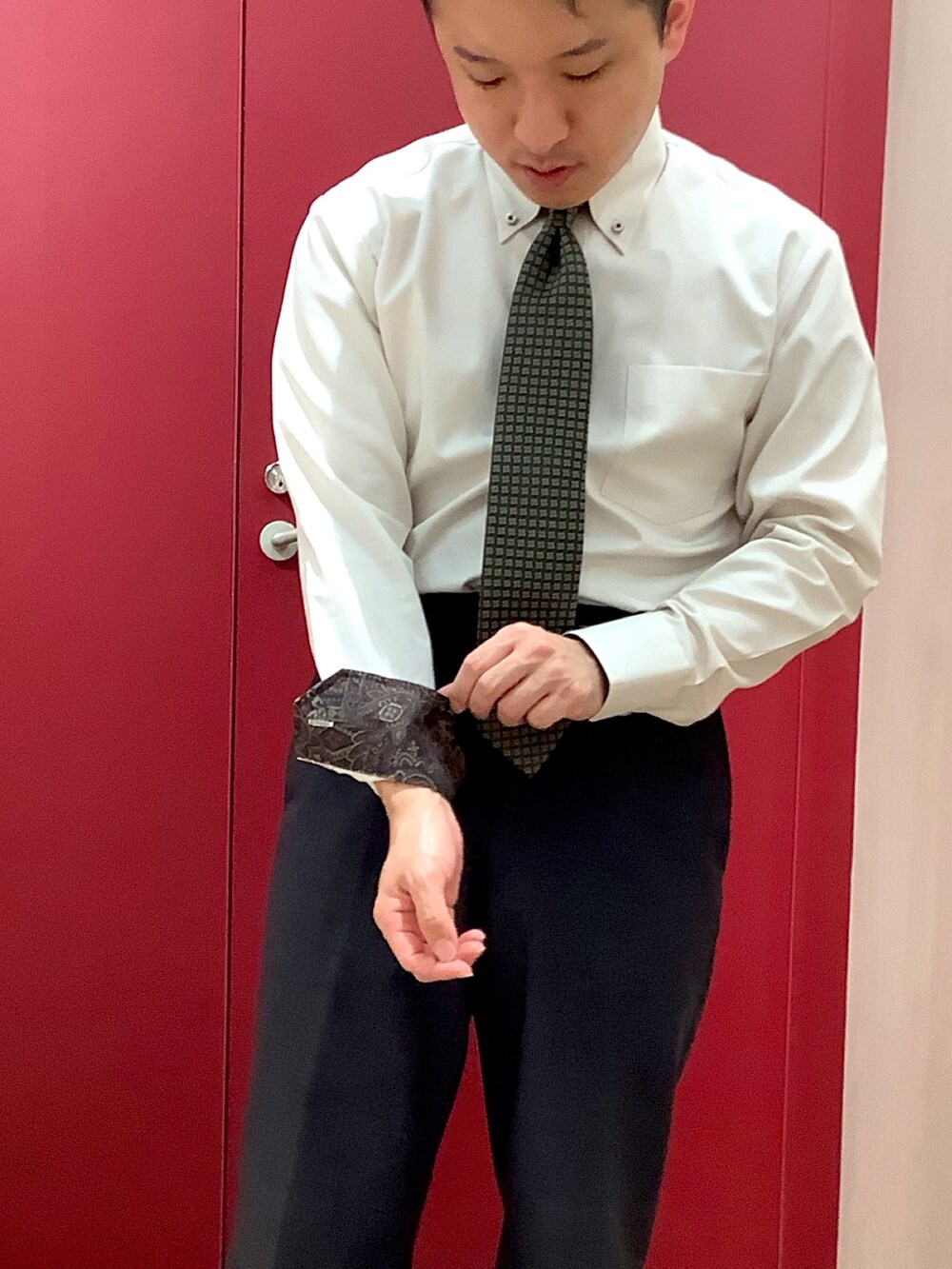 ベージュ系のビジネスシャツを着用したメンズの冬コーディネートの3枚目の写真