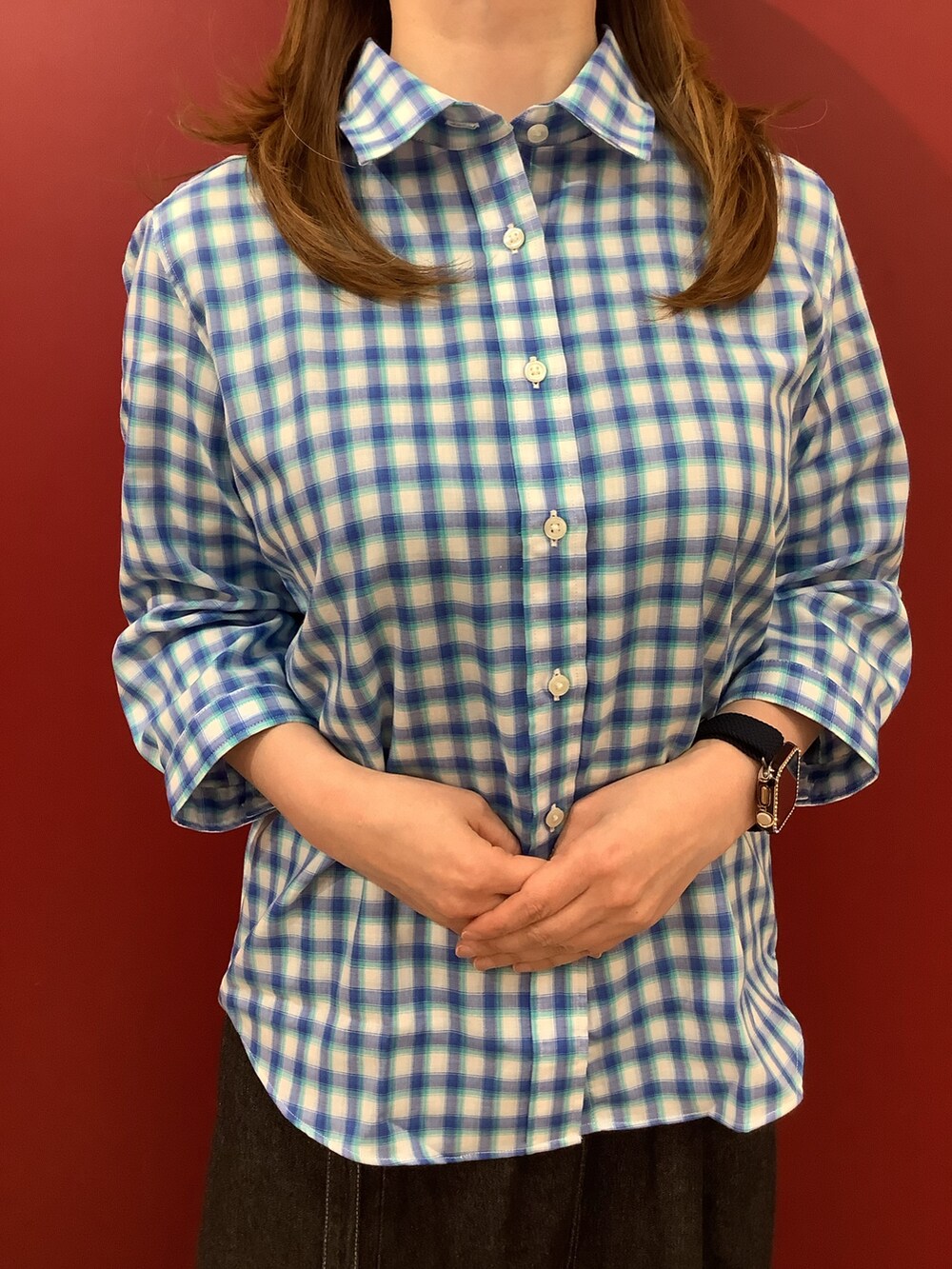 ブルー系のシャツ/ブラウスを着用したレディースの春コーディネートの2枚目の写真