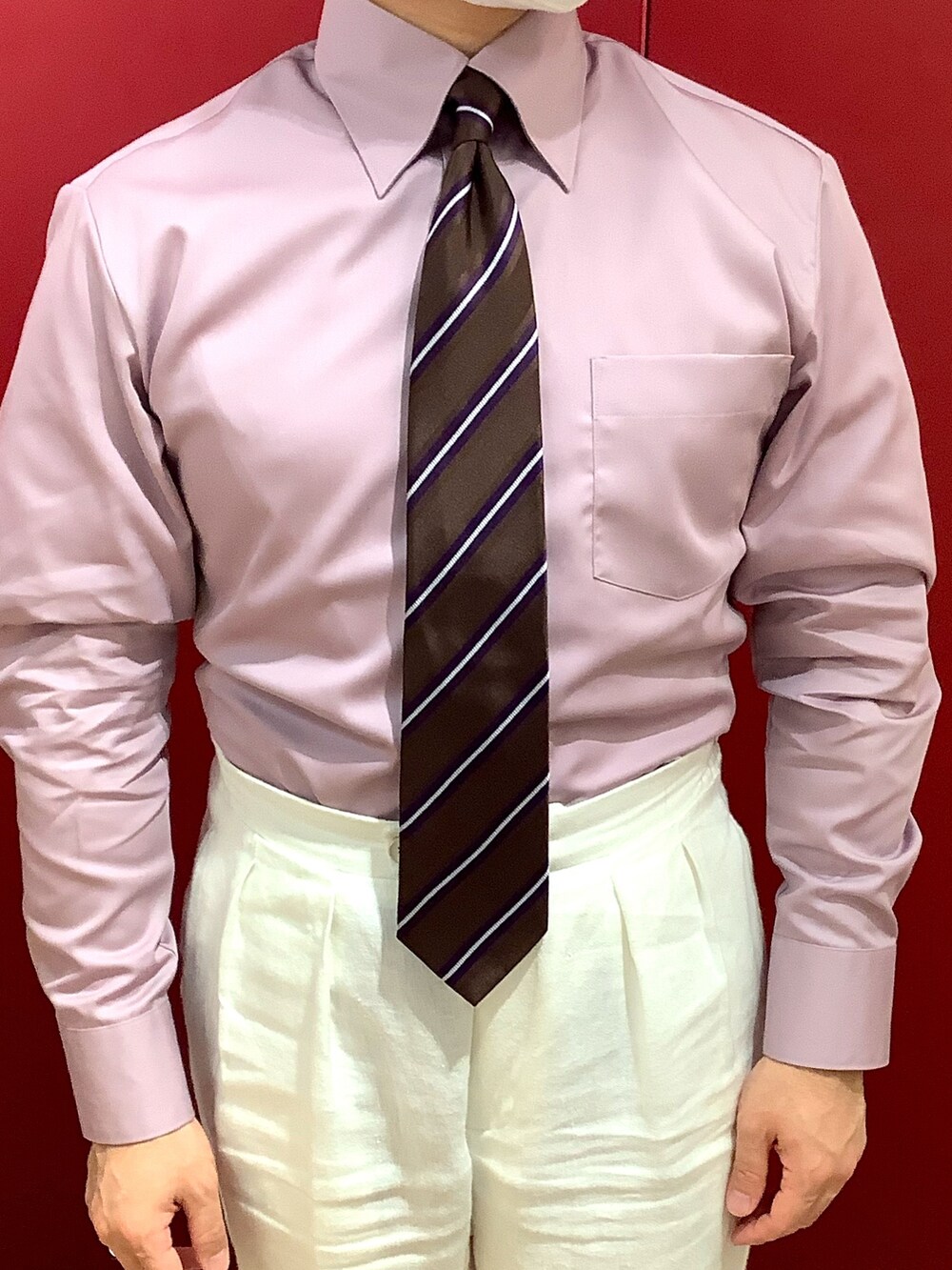 その他のネクタイ、ピンク系のビジネスシャツを着用したメンズの秋コーディネートの2枚目の写真