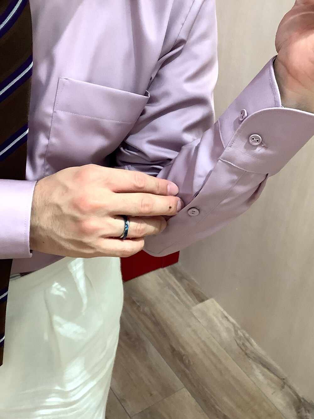 その他のネクタイ、ピンク系のビジネスシャツを着用したメンズの秋コーディネートの3枚目の写真