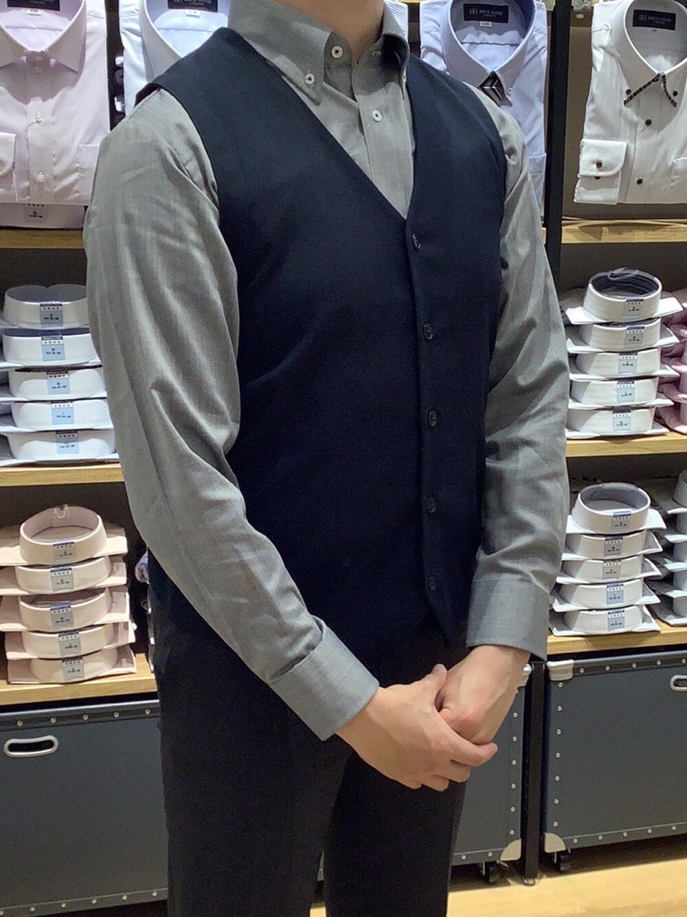 グレー系のビジネスシャツを着用したメンズの秋コーディネートの2枚目の写真