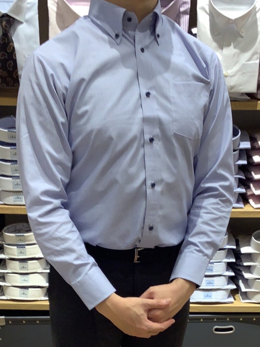 ブルー系のビジネスシャツを着用したメンズの冬コーディネートの2枚目の写真