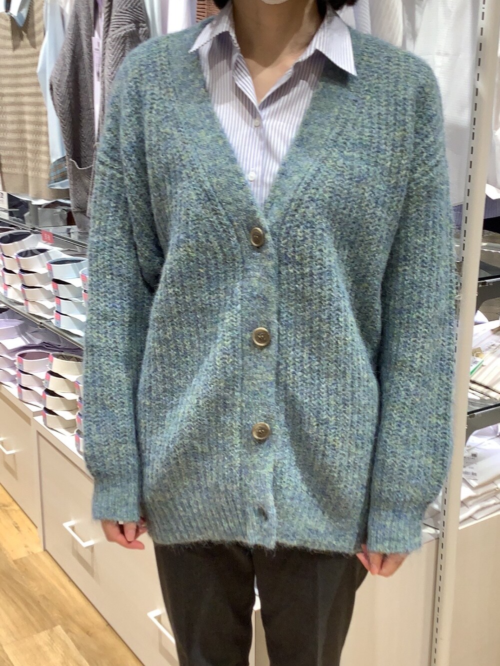 ブルー系のカーディガン/ボレロを着用したレディースの秋コーディネートの2枚目の写真