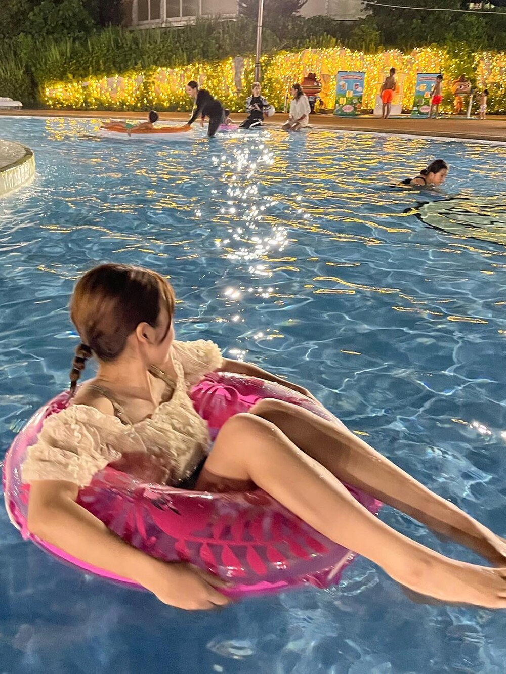 ブラウン系の水着を着用したレディースの夏コーディネートの2枚目の写真