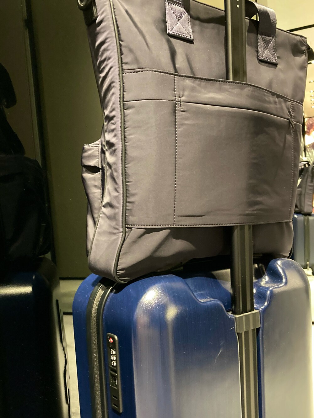 ブルー系のジャケット/アウター、ブルー系のパンツ、ブルー系のバックパック/リュックを着用したメンズの秋コーディネートの3枚目の写真