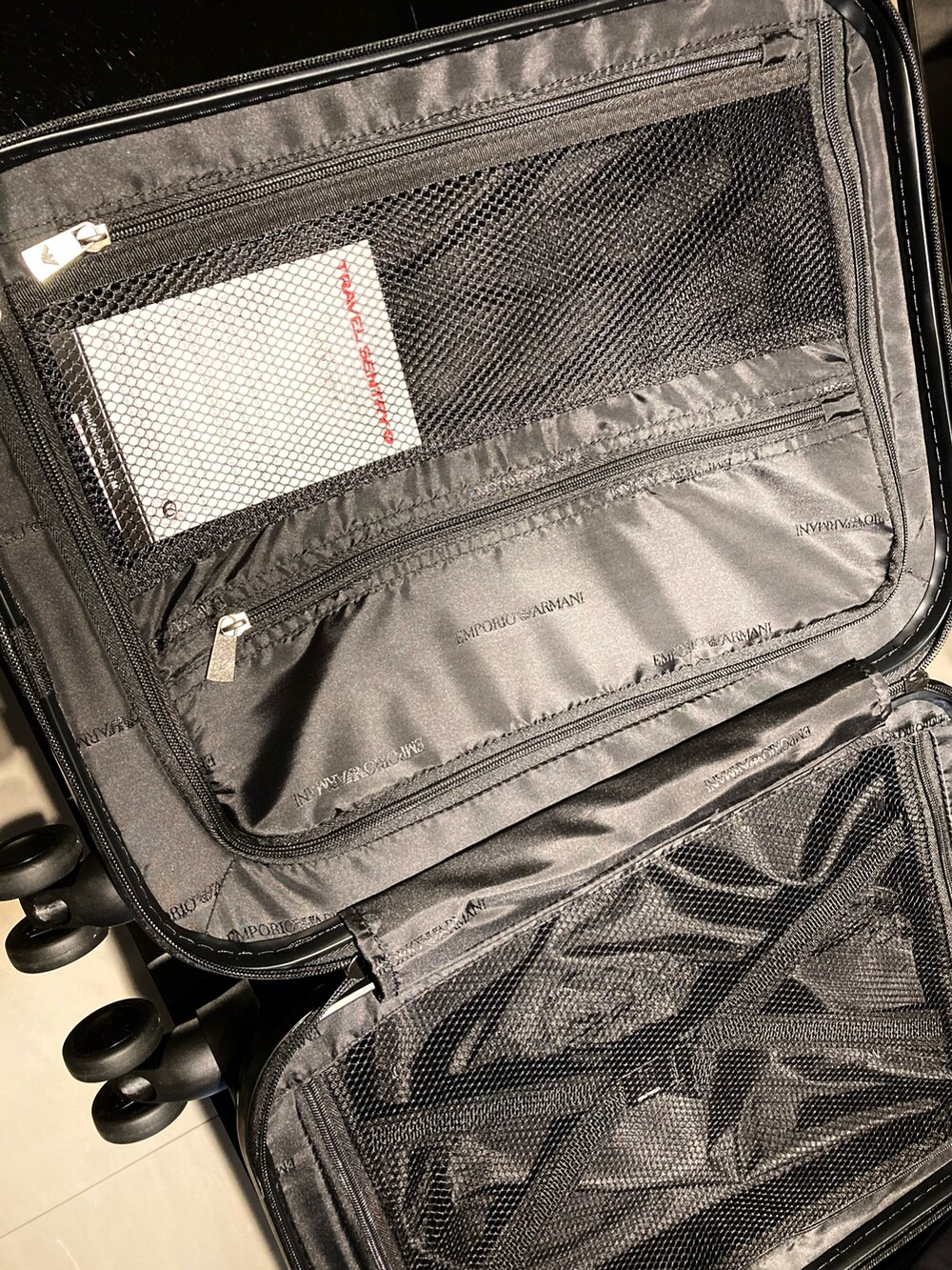 ブルー系のジャケット/アウター、ブルー系のパンツ、ブルー系のバックパック/リュックを着用したメンズの秋コーディネートの4枚目の写真