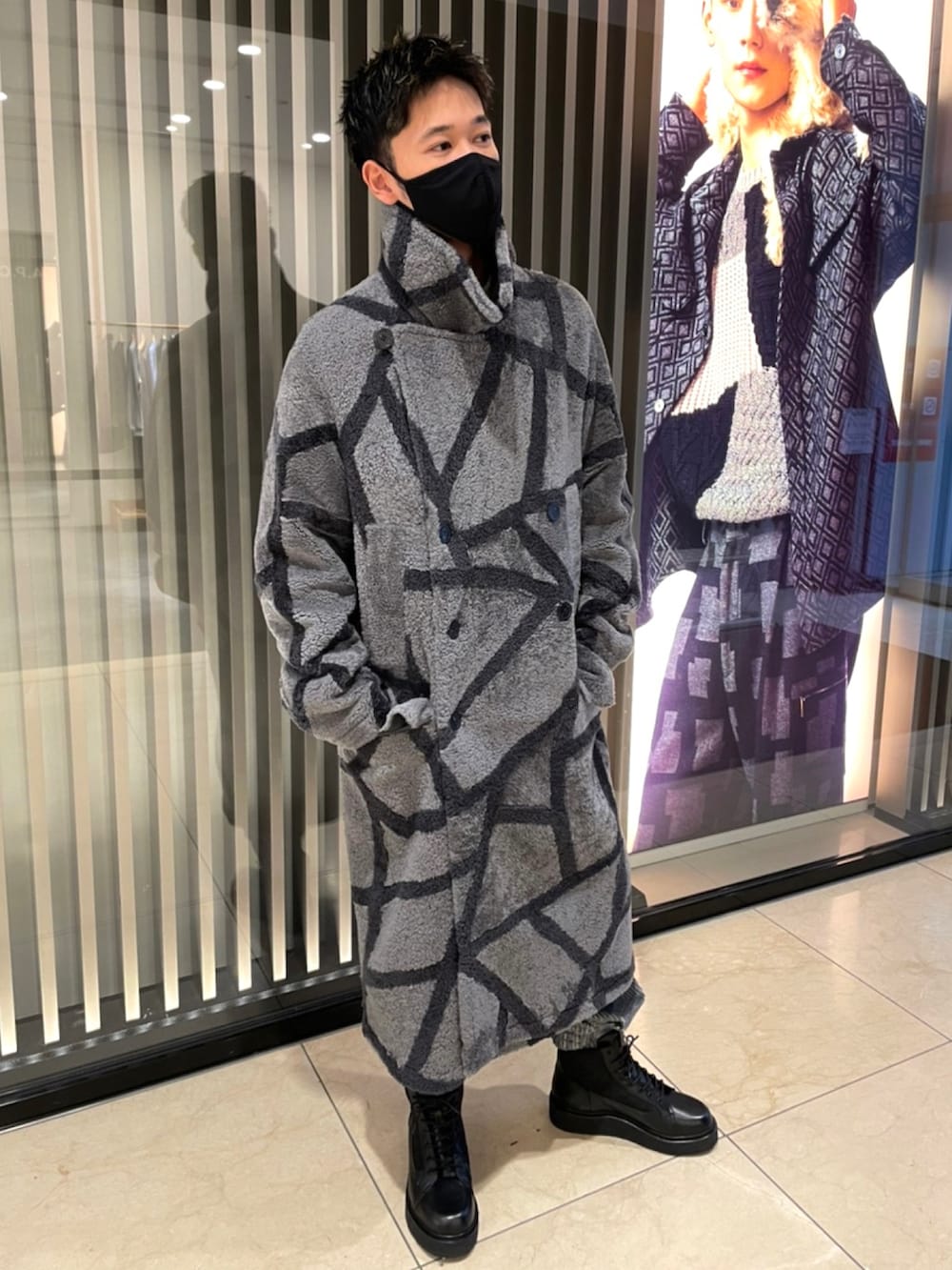 グレー系のジャケット/アウター、ホワイト系のニット/セーター、グレー系のパンツを着用したメンズの冬コーディネートの2枚目の写真