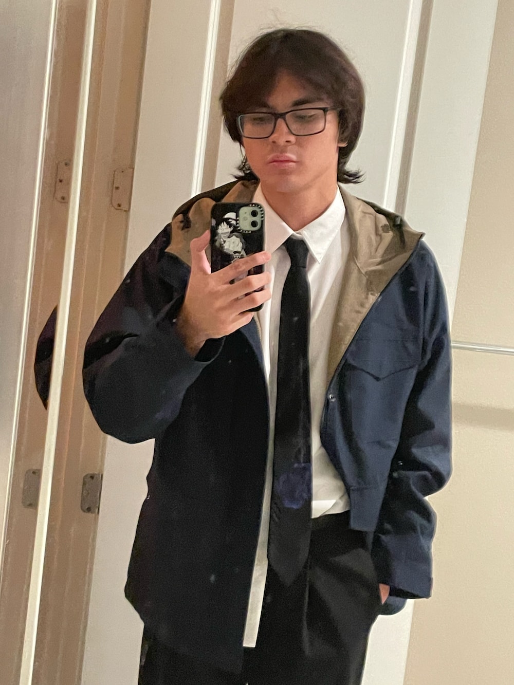 「UNIQLOのアイテム（マウンテンパーカー、ブルー系）」を使った、kylebovetさん（メンズ・188cm）の秋コーディネートの3枚目の写真