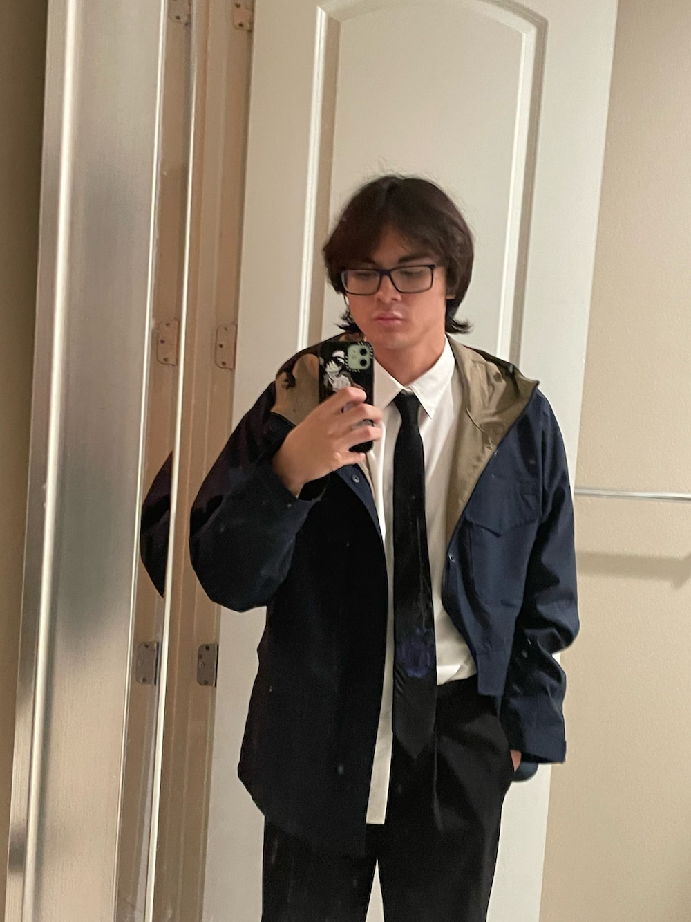 「UNIQLOのアイテム（マウンテンパーカー、ブルー系）」を使った、kylebovetさん（メンズ・188cm）の秋コーディネートの2枚目の写真