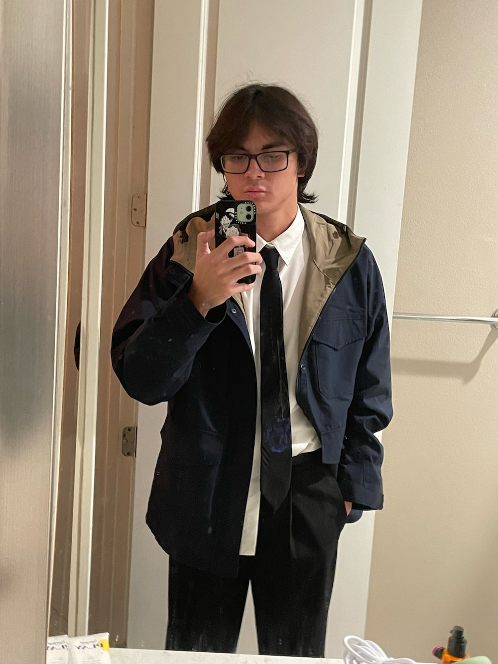 「UNIQLOのアイテム（マウンテンパーカー、ブルー系）」を使った、kylebovetさん（メンズ・188cm）の秋コーディネートの4枚目の写真