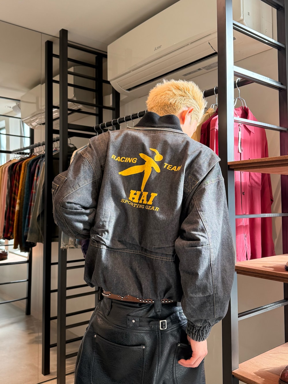 ブラック系のその他パンツ、ブラック系のデニムジャケット、ブラウン系のローファーを着用したメンズの秋コーディネートの2枚目の写真