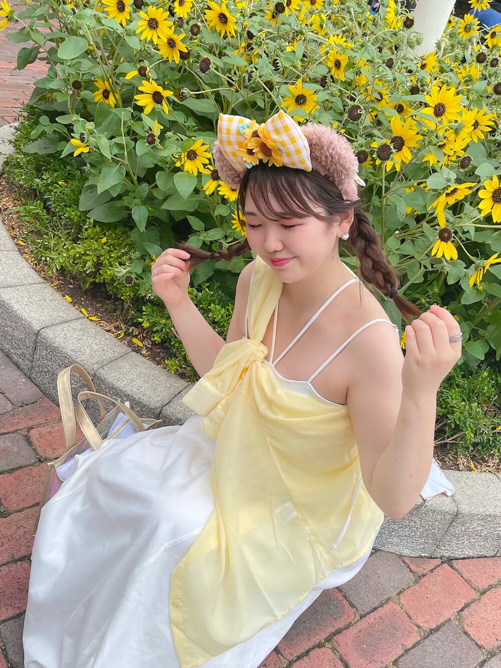 「きれいめカジュアル、大人女子」｜「GRLのアイテム（シャツ/ブラウス、イエロー系）」を使った、unaさん（レディース・161cm）の夏コーディネートの3枚目の写真