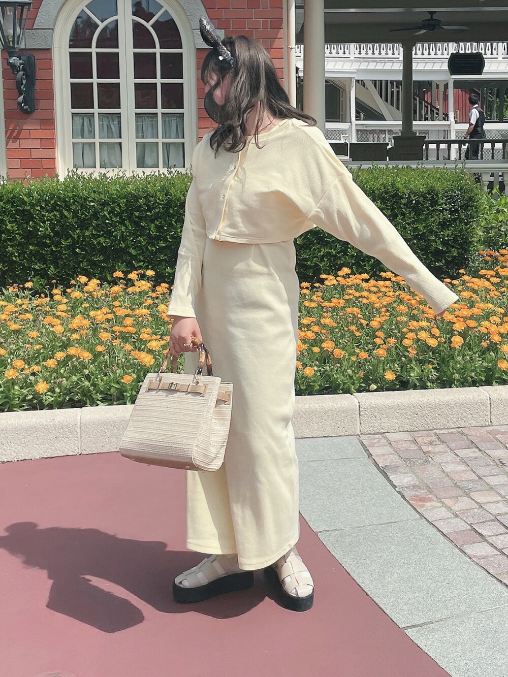 「春夏コーデ、ワンピーススタイル」｜「mysticのアイテム（ワンピース、イエロー系）」を使った、unaさん（レディース・161cm）の夏コーディネートの2枚目の写真
