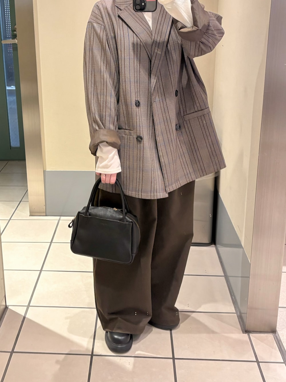 ブラック系のバッグ、ブラウン系のその他パンツ、ブラウン系のテーラードジャケットを着用したレディースの春コーディネートの2枚目の写真