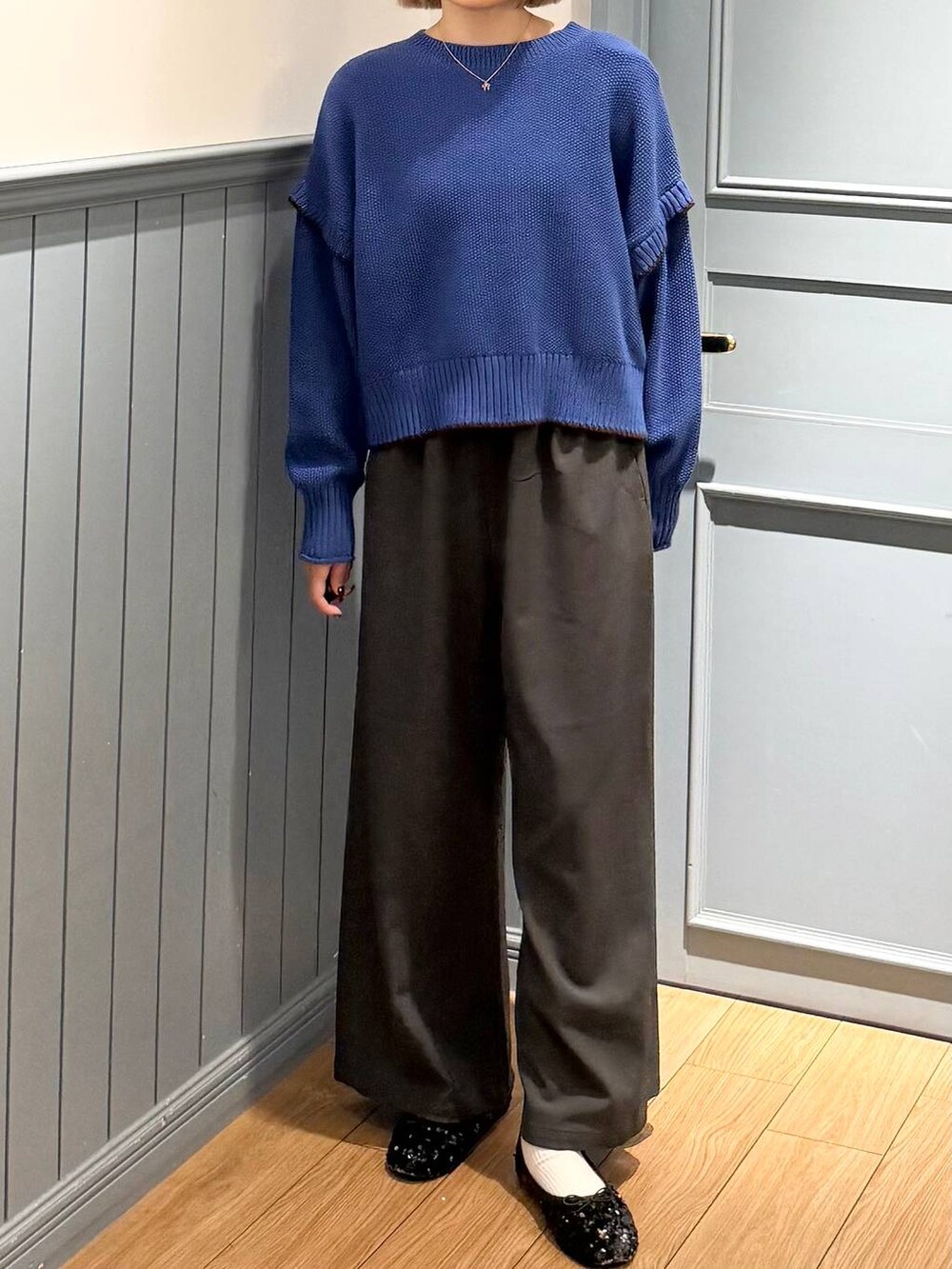 グレー系のその他パンツ、ブルー系のニット/セーターを着用したレディースの秋コーディネートの4枚目の写真