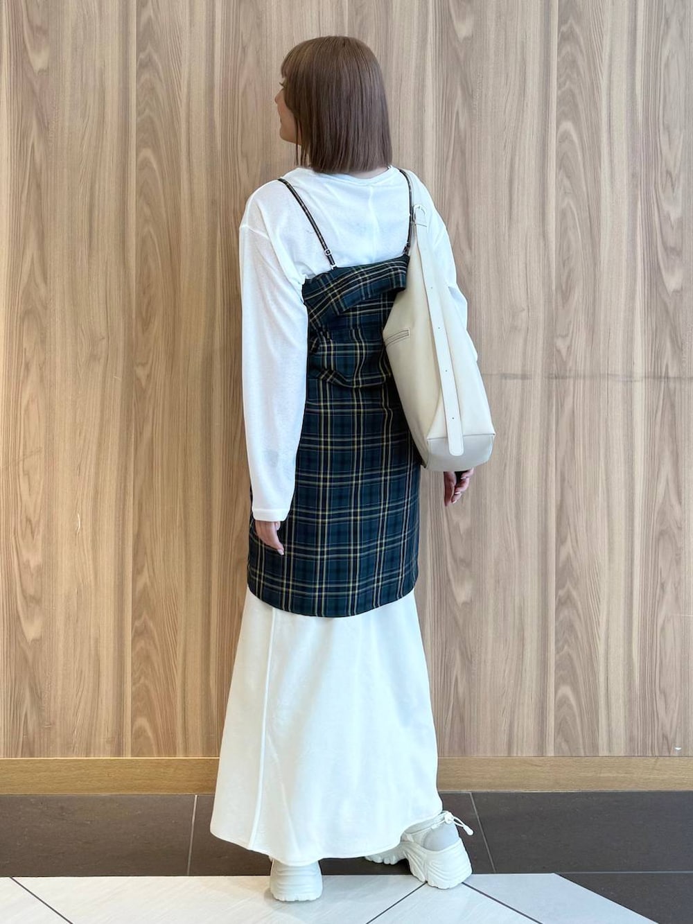 「ワントーン、差し色コーデ、ベーシック/シンプル、ローリーズスタイル_LOWRYS FARM、LOWRYS FARM、骨格ストレート」|「LOWRYS FARMのヤワラカルイ2WAYショルダーBAG 115210(ショルダーバッグ、ホワイト系)」を使った、ローサさん(レディース・159cm)の夏コーディネートの3枚目の写真