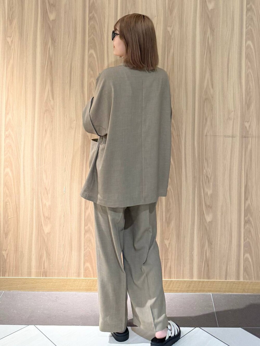 「ワントーン、差し色コーデ、ベーシック/シンプル、LOWRYS FARM、ローリーズスタイル_LOWRYS FARM、骨格ストレート」｜「LOWRYS FARMのカンドウフィットグルカ 283656（サンダル、ホワイト系）」を使った、ローサさん（レディース・159cm）の春コーディネートの3枚目の写真