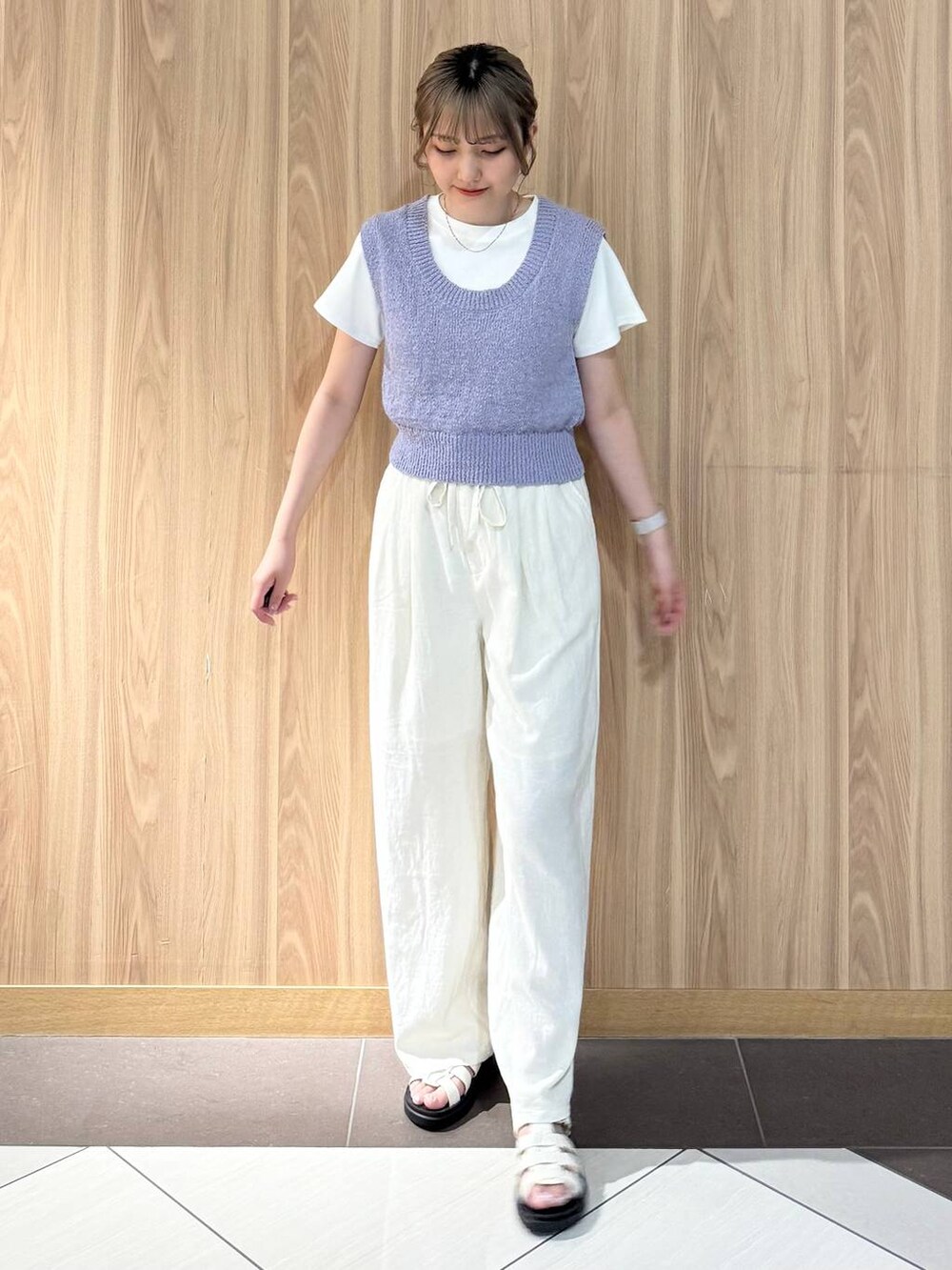 ベージュ系のその他パンツ、ホワイト系のサンダル、パープル系のニット/セーターを着用したレディースの夏コーディネートの4枚目の写真