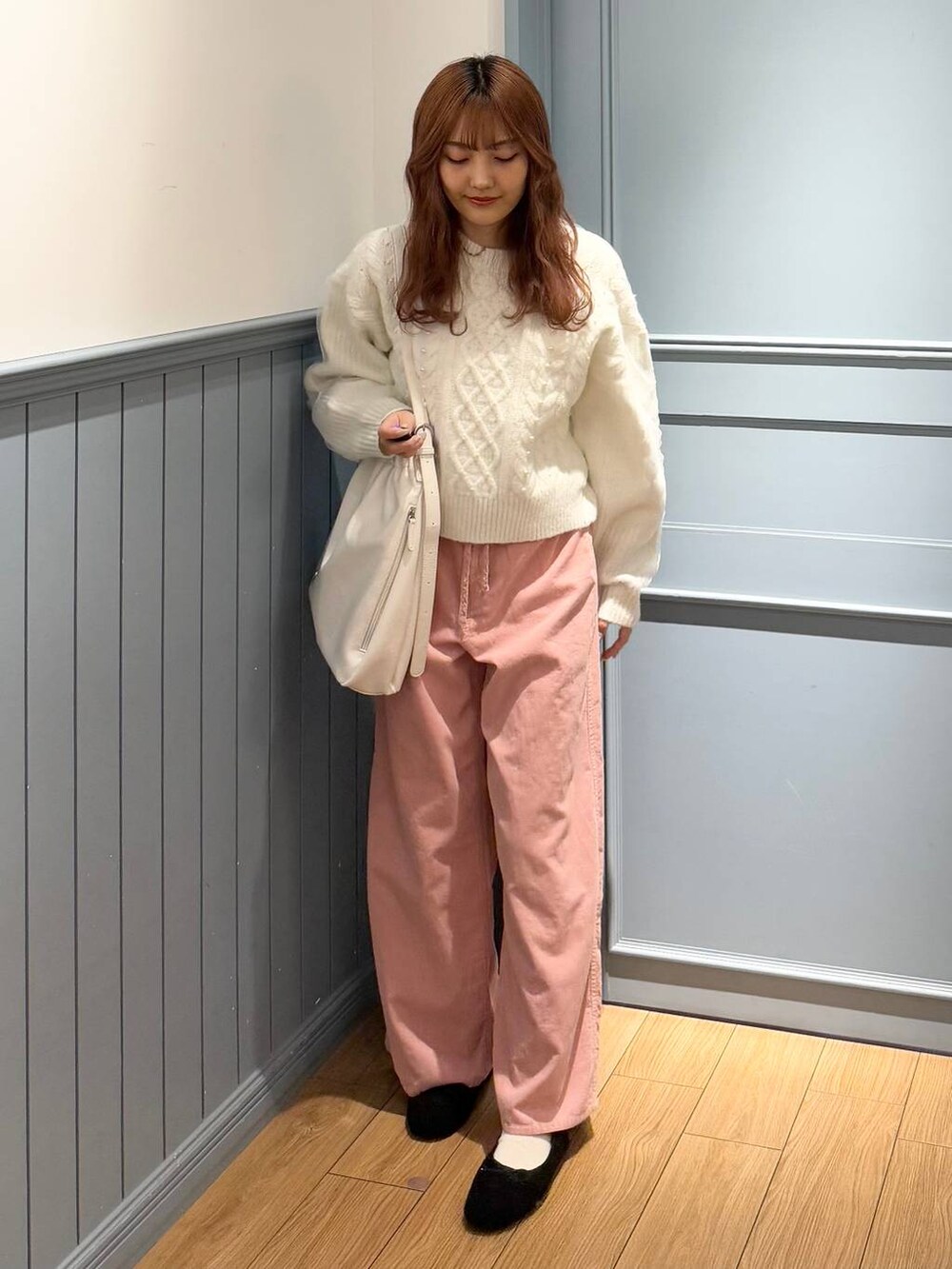 「LOWRYS FARM、ローリーズスタイル_LOWRYS FARM、骨格ストレート、ワントーン、差し色コーデ、ベーシック/シンプル」｜「LOWRYS FARMのギャザーショルダーＢＡＧ 149613（ショルダーバッグ、ホワイト系）」を使った、ローサさん（レディース・159cm）の冬コーディネートの4枚目の写真